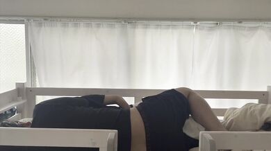旦那が不在の家でNTRセックス二段ベッドでイキ狂う現役モデルの人妻