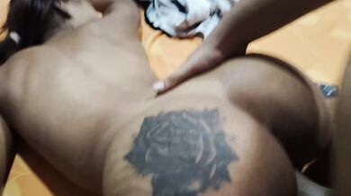 Mi hermanastra entro a mi habitación a ppor q estaba cachonda