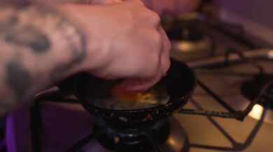 Mi cuñada recibe mis huevos revueltos en la cocina