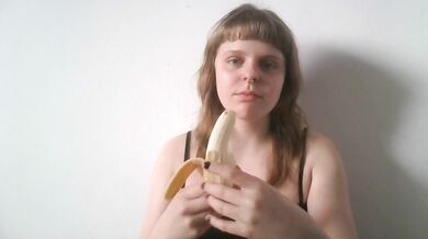 jedzenie banana - eating banana