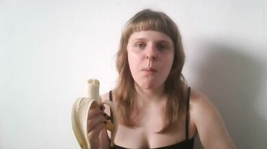 jedzenie banana - eating banana