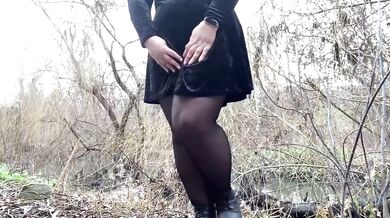 Mature milf took off her pantyhose and tights