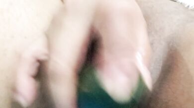 Masturbandome con pepino grande hasta llegar al orgasmo