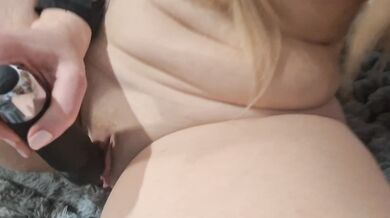 Amateur German Girl with very wet Pussy use Toy