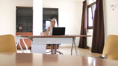 Die Sekretärin – Die Wahrheit über Deutsche Büros! Du möchtest wissen was die Vorzimmer Damen und Sekretärinnen in deutschen Büros so treiben wenn si