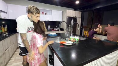 El Momento Más Caliente: Mi Mejor Amigo Follando a Mi Mejor Amiga en la Cocina Mientras Yo Hablaba Sin Saber Nada