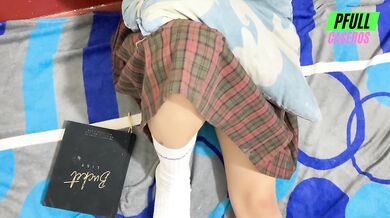 Mira como la FOLLE a esta colegiala PUTITA mientras GEMIA RICO