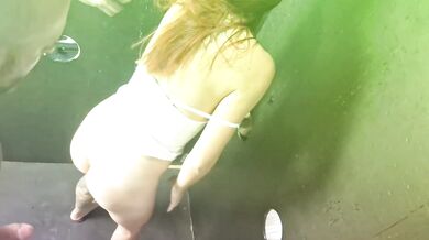 Esposa leva gozadas na boca no gloryhole! creampie bukkake.