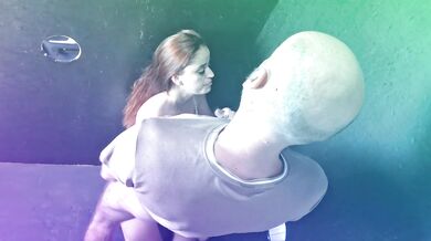Esposa leva gozadas na boca no gloryhole! creampie bukkake.