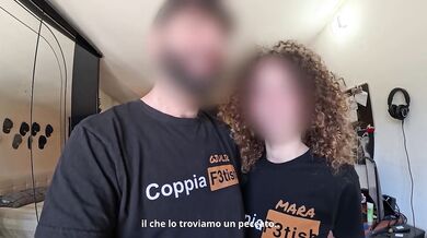 CORNUTO GUARDA COME LO PRENDO TUTTO-Giovane moglie troia scopa BULL davanti marito guardone (dialoghi ita)
