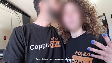 CORNUTO GUARDA COME LO PRENDO TUTTO-Giovane moglie troia scopa BULL davanti marito guardone (dialoghi ita)