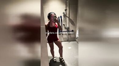 18yo's First Time Anal - Ass Destroyed by Two Muscular Guys Live on TikTok – She Begged for More!