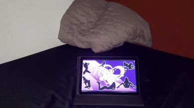 Me masturbo en mi cuarto mientras veo videos