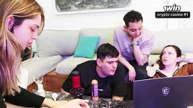 Luchibb & Keila Bassi vs. 2 vergas en el Stream porno de Knock Knock!