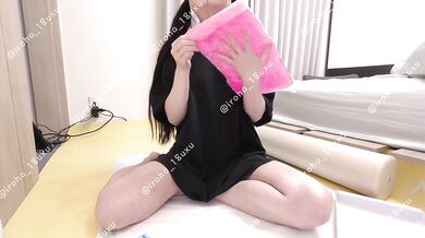 【大量潮吹き失禁】マット×大量ローションで痙攣マンズリ部屋中黄色いおし◯こ飛び散らせて連続絶頂