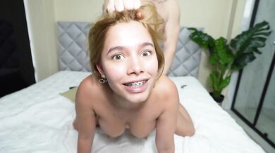 Facial Cumshot- ¡Mi cuñada rubia cabalga mi polla dura y luego me da una mamada jugosa pidiendo que me corra en su boca!