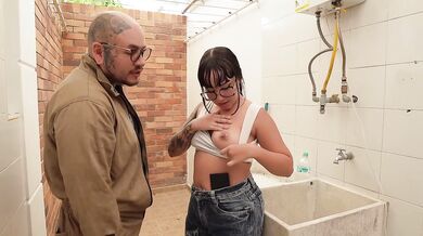 TRAVIESA CHICA SE FOLLA AL TECNICO QUE VA A REPARAR SU CASA! - MALEJA LOPEZ