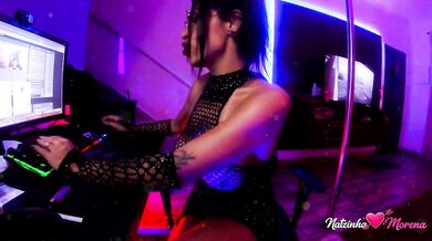 Big curves, bigger temptation A hot live you won’t forget.
