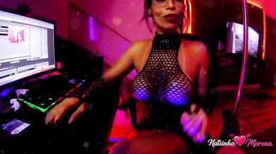 Big curves, bigger temptation A hot live you won’t forget.