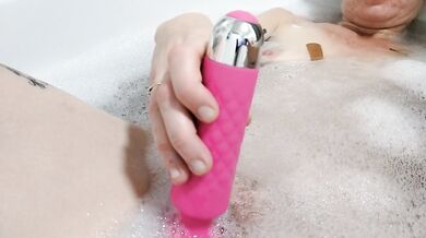 Bath fun wet pussy
