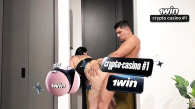 Delivery guy gets a nice tip from a big-booty MILF - Sarah Black & Tibasins