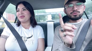 PASAJERA TETONA SEDUCE CHOFER