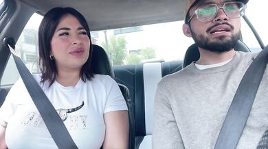 PASAJERA TETONA SEDUCE CHOFER