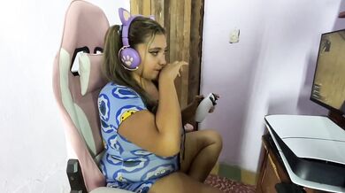 Compañera gamer de cuarto es editada y follada mientras juega Cod WARZON