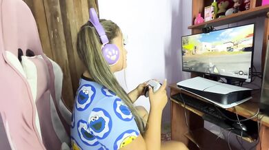 Compañera gamer de cuarto es editada y follada mientras juega Cod WARZON