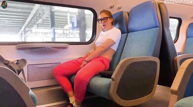 Sesso pubblico sul treno - Milf esibizionista vuole il cazzo