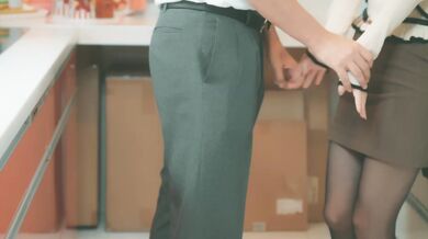 セクハラ部長に給湯室で脚ガクガク脳が溶けるまで何度もイカされる黒スト眼鏡のおとなしめOLちゃん。最初は嫌々だったのに結局チン媚びザー汁まみれで草。の巻
