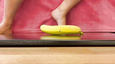 Can this MILF peel a banana with her feet ?