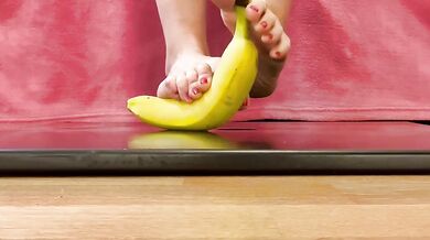Can this MILF peel a banana with her feet ?