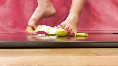 Can this MILF peel a banana with her feet ?