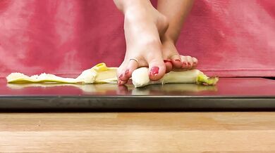Can this MILF peel a banana with her feet ?
