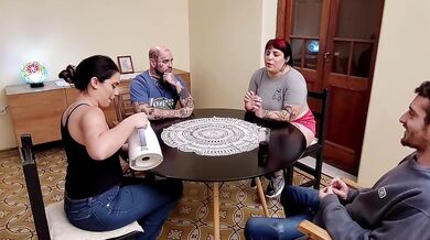 Pareja de lesbianas prueba pija por primera vez en un cuarteto con sus amigos