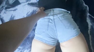 Mi hermanastra se Pone Caliente antes de ir con su novio y me pide que la folle