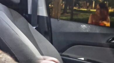 Risky masturbation with a hot girl in the street!