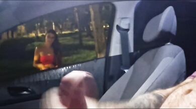 Risky masturbation with a hot girl in the street!