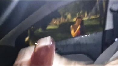 Risky masturbation with a hot girl in the street!