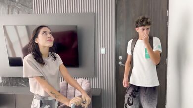 Pareja de hermanastros latinos comparten habitacion de hotel y terminan teniendo relaciones por primera vez.
