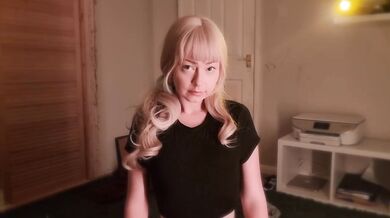 Blonde gives eccentric blowjob and strips
