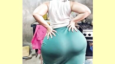 Woman with huge ass shaking 1