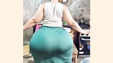 Woman with huge ass shaking 1