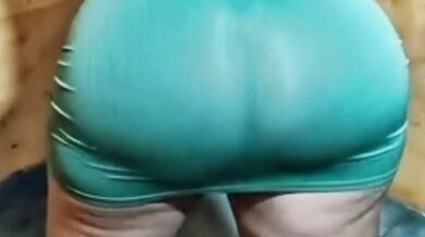 Woman with huge ass shaking 2