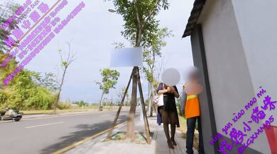 我老婆在大街上勾引环卫工，撅起屁股给他玩