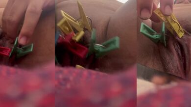 Mi amo me ordenó ponerme pinzas en el coño y le obedecí