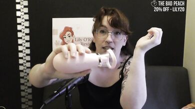 NSFW Review of the Honey Pistil licking vibrator from The Bad Peach | thebadpeach.pro/LilyORiley