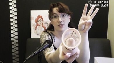 NSFW Review of the Honey Pistil licking vibrator from The Bad Peach | thebadpeach.pro/LilyORiley