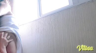 My friend takes a bath with me and ends up giving me her big ass - look how it moves
